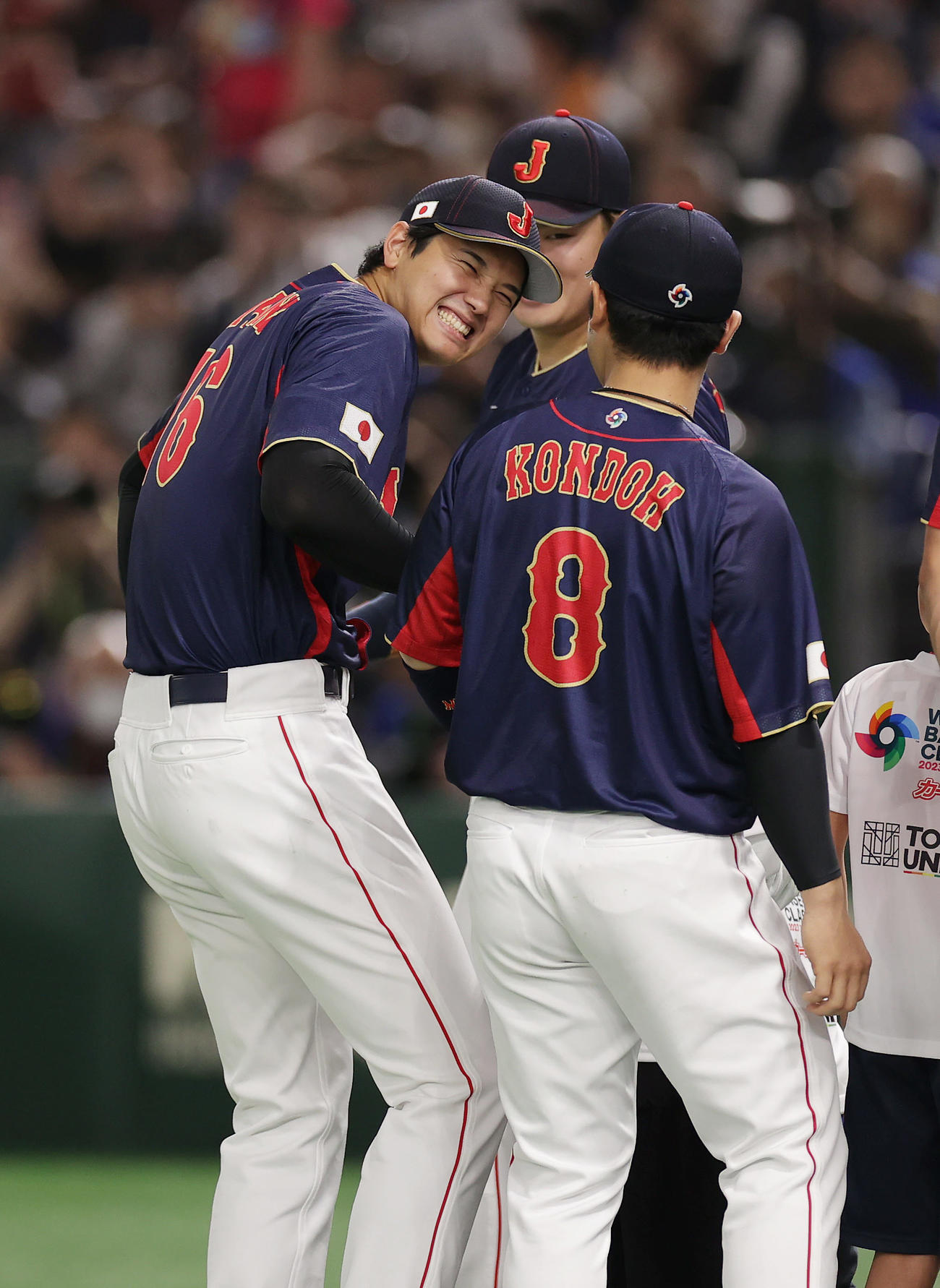 日本対オーストラリア　入場し近藤（右）と言葉を交わして笑顔を見せる大谷（撮影・前田充）