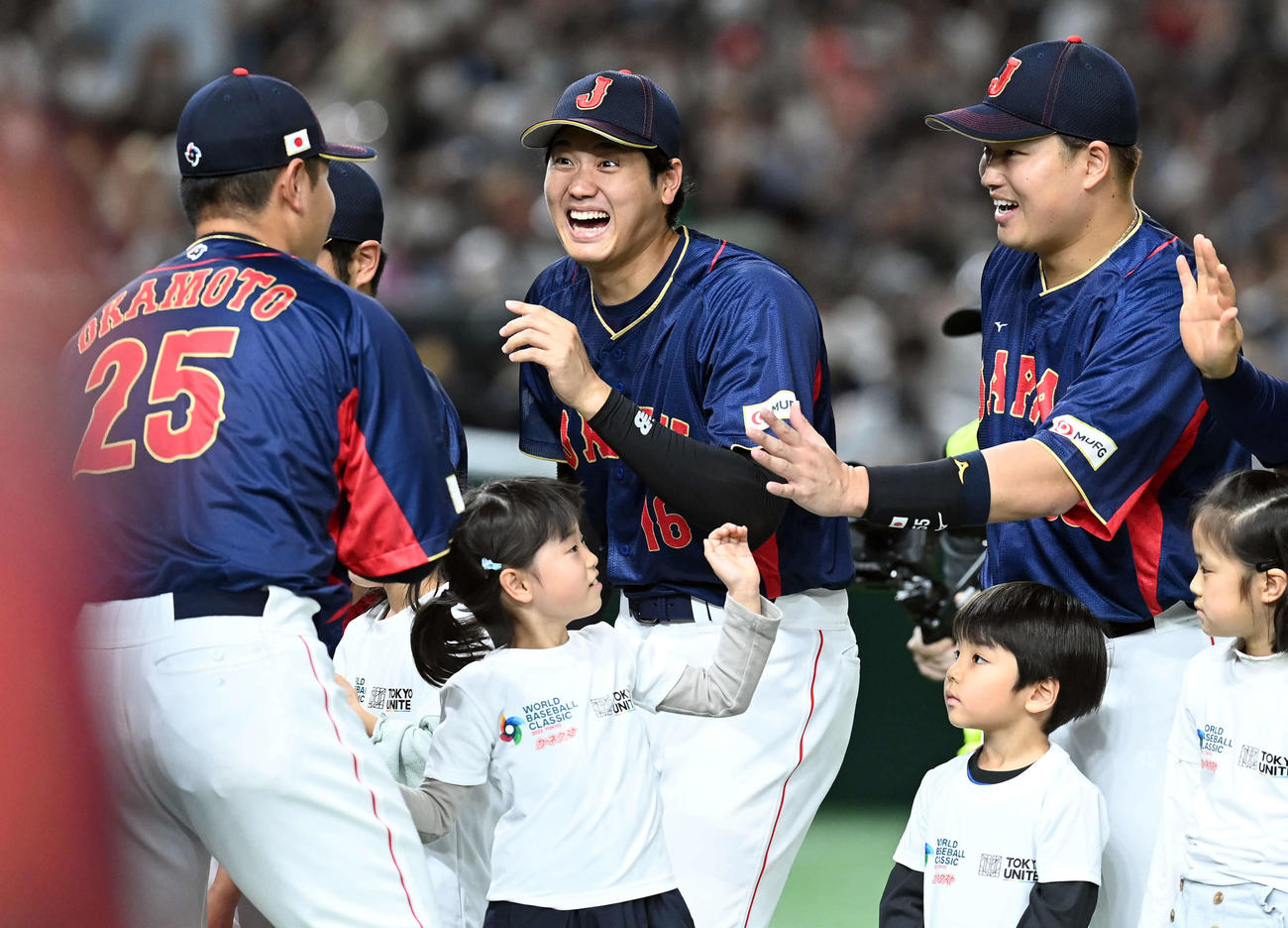 日本対オーストラリア　オープニングセレモニーで笑顔を見せる大谷（中央）と村上（撮影・たえ見朱実）