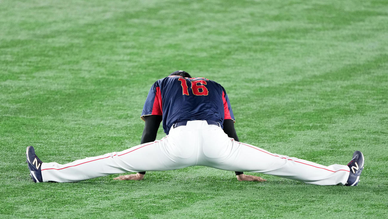 日本対オーストラリア　ストレッチをする大谷（撮影・横山健太）