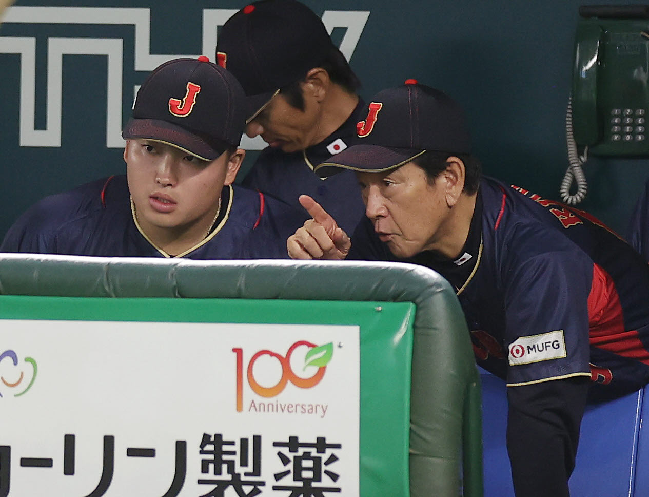 日本対オーストラリア　試合前、ベンチで言葉を交わす村上（左）と栗山監督（撮影・前田充）