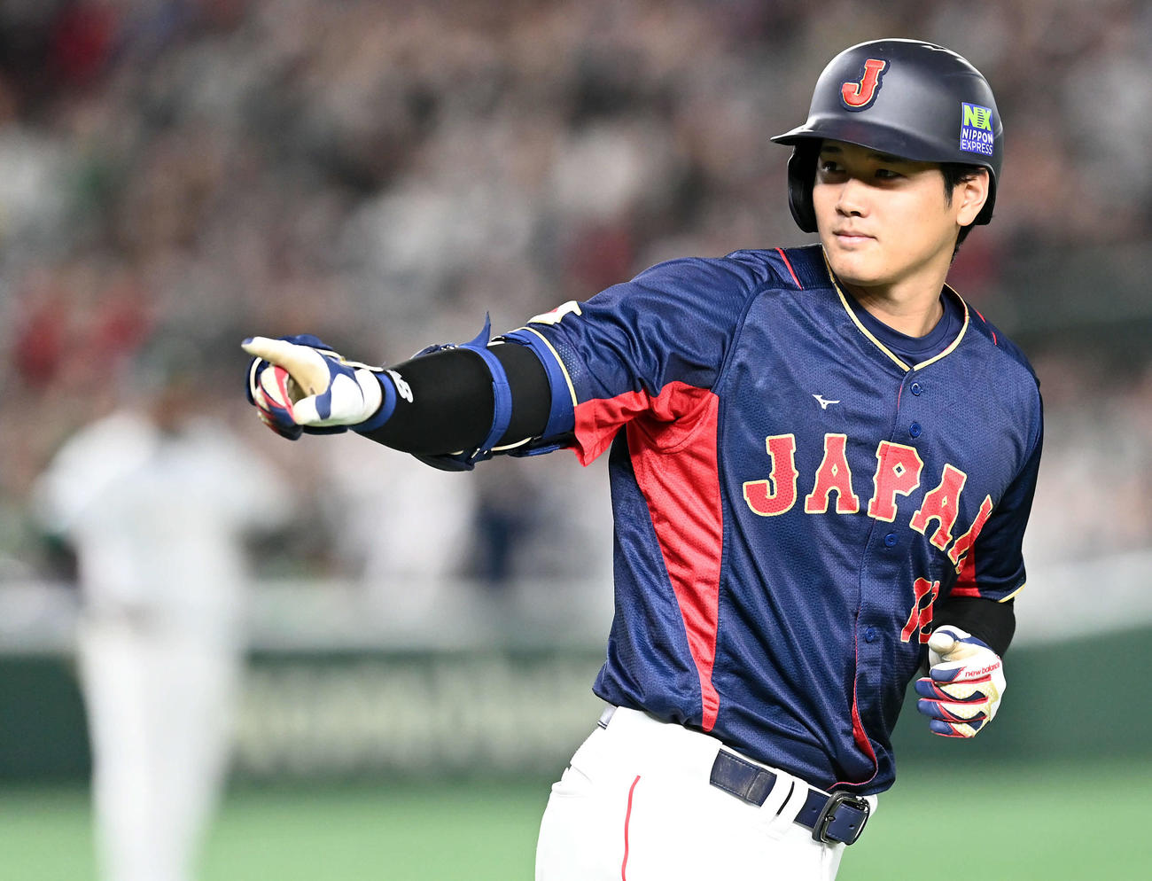 日本対オーストラリア　1回表日本無死一、二塁、右中間に3点本塁打を放ちポーズを決める大谷（撮影・たえ見朱実）