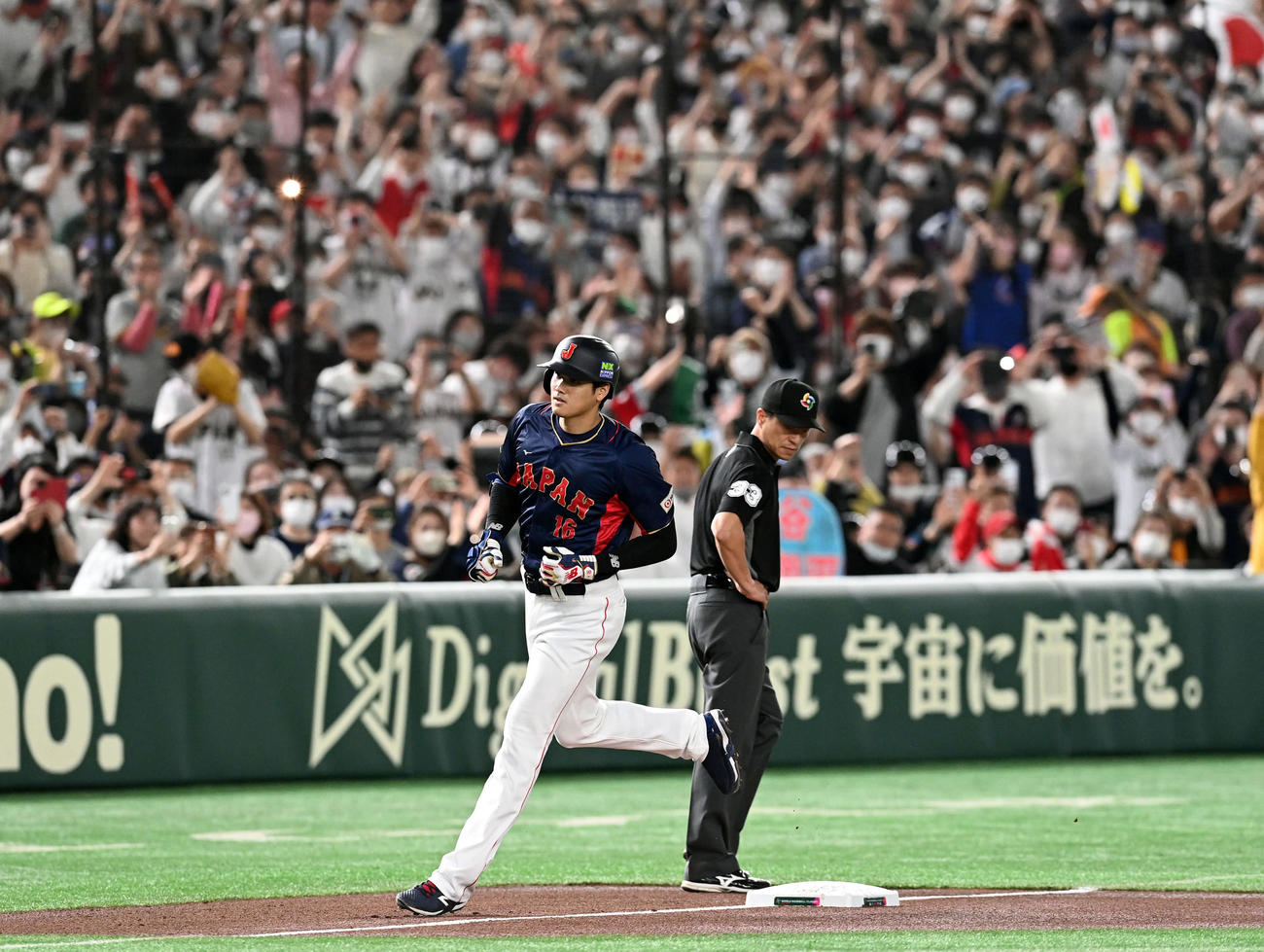 日本対オーストラリア　1回表日本無死一、二塁、右中間に3点本塁打を放った大谷（撮影・たえ見朱実）
