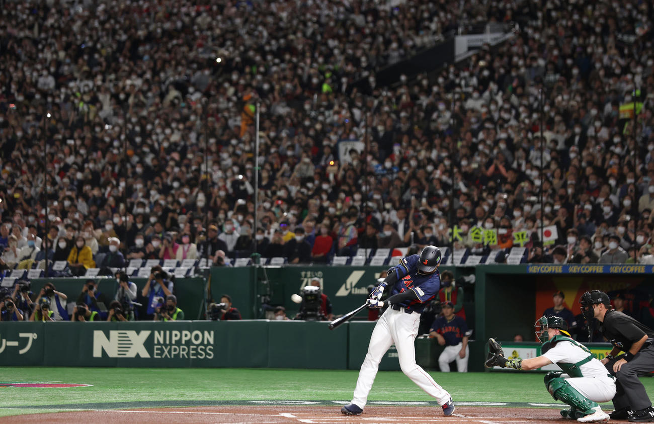 日本対オーストラリア　1回表日本無死一、二塁、右越えに先制3点本塁打を放つ大谷（撮影・前田充）