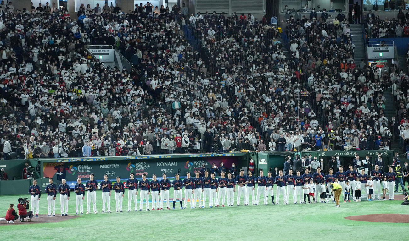 日本対オーストラリア　整列する日本ナイン（撮影・横山健太）