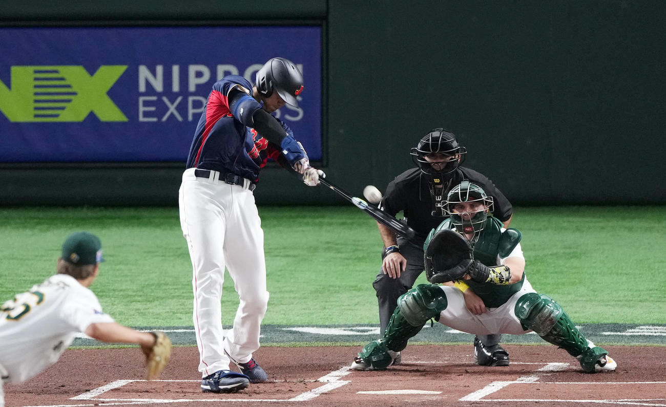 日本対オーストラリア　1回表日本無死一、二塁、右中間へ3点本塁打を放つ大谷（撮影・横山健太）