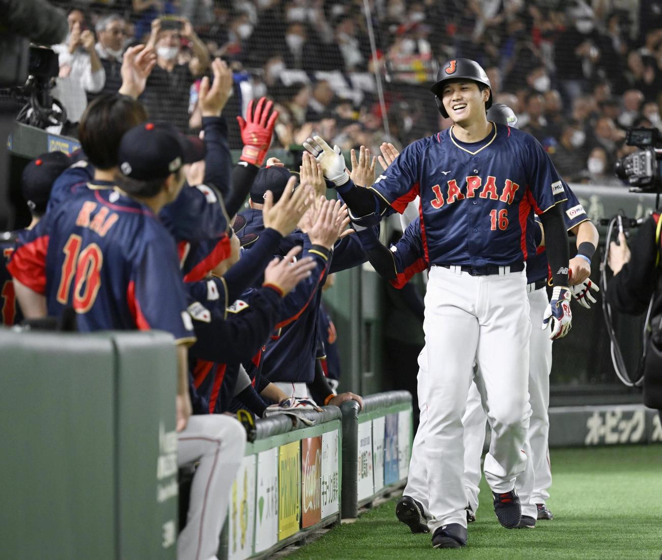 WBC1次リーグ最終戦のオーストラリア戦の1回、先制3ランを放ち、迎えられる大谷翔平（共同）