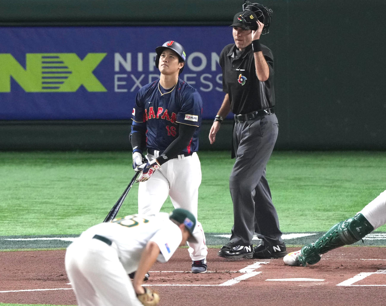 日本対オーストラリア　1回表日本無死一、二塁、右中間へ3点本塁打を放ち打球を見上げる大谷（撮影・横山健太）