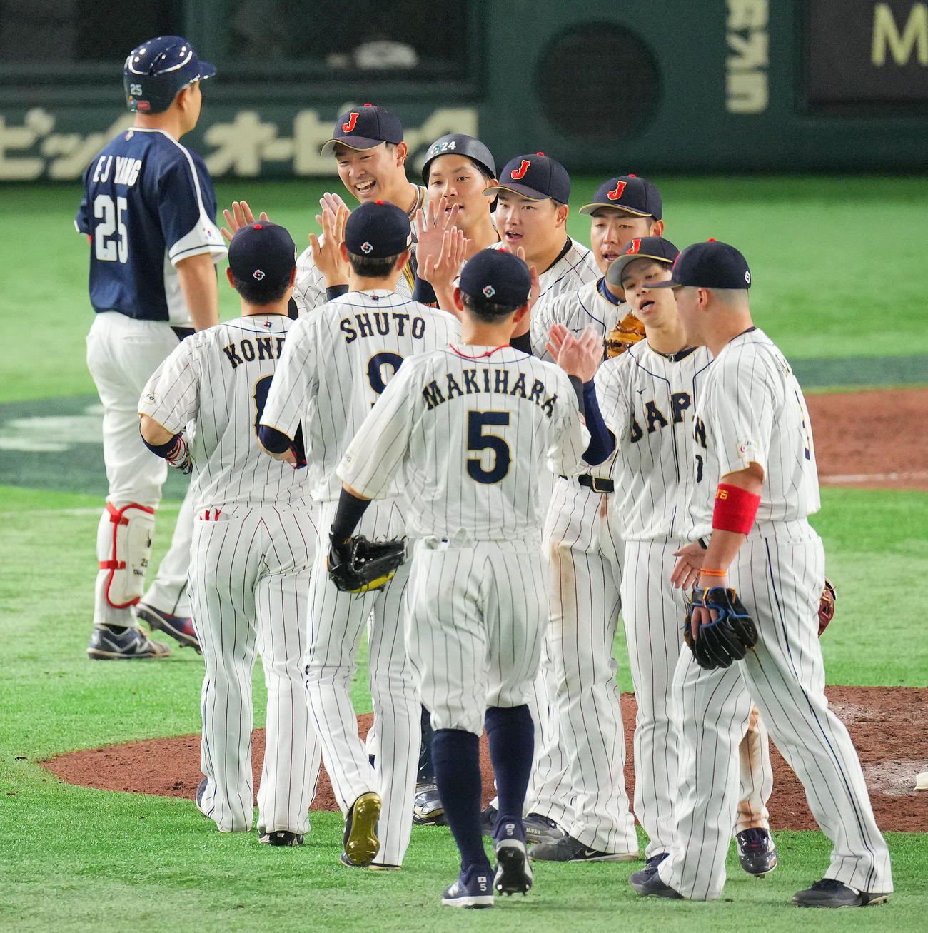 10日、韓国に勝利しタッチを交わす侍ジャパン