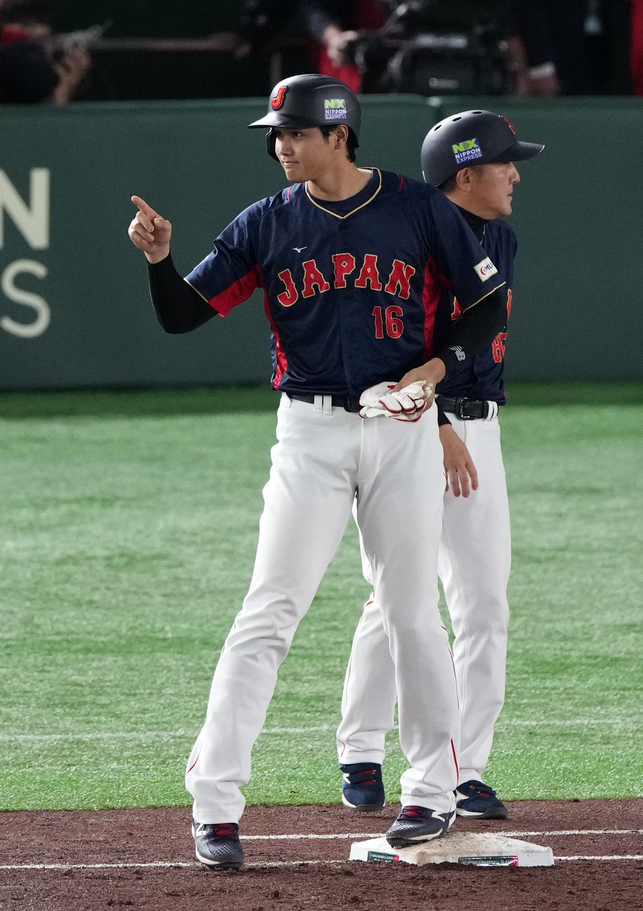 日本対オーストラリア　2回表日本1死二塁、申告敬遠で出塁する大谷（撮影・横山健太）