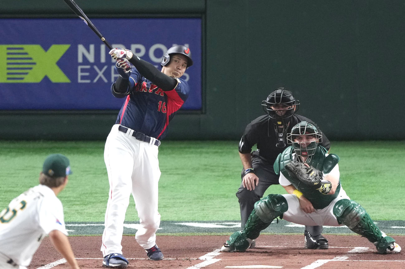 日本対オーストラリア　1回表日本無死一、二塁、右中間へ3点本塁打を放つ大谷（撮影・横山健太）