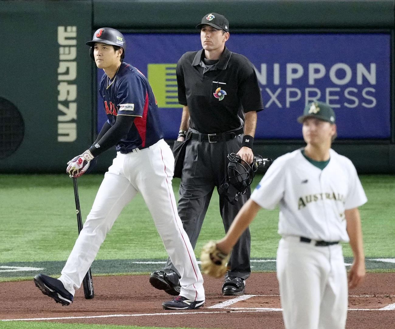 1回日本無死一、二塁、大谷が右中間に先制3ランを放つ(共同)