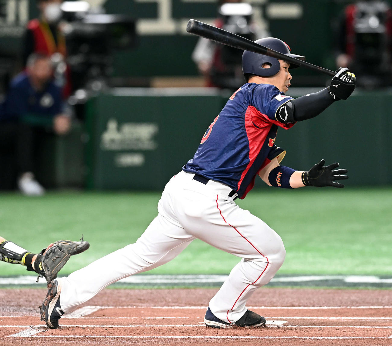 日本対オーストラリア　1回表日本無死一塁、右前に安打を放つ近藤（撮影・たえ見朱実）