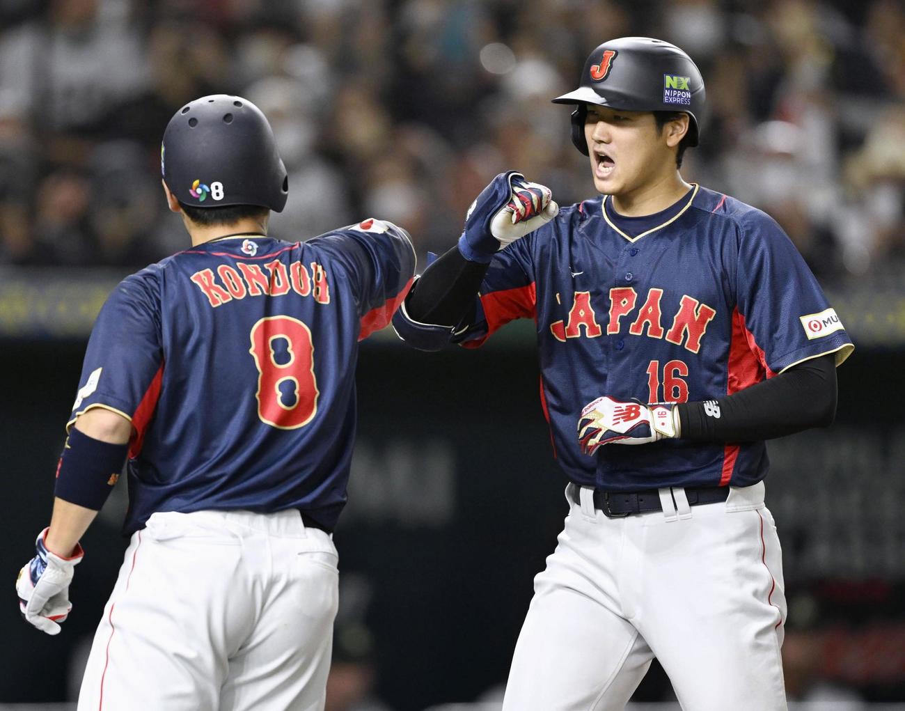 1回、先制3ランを放ち、近藤（左）に迎えられる大谷（共同）