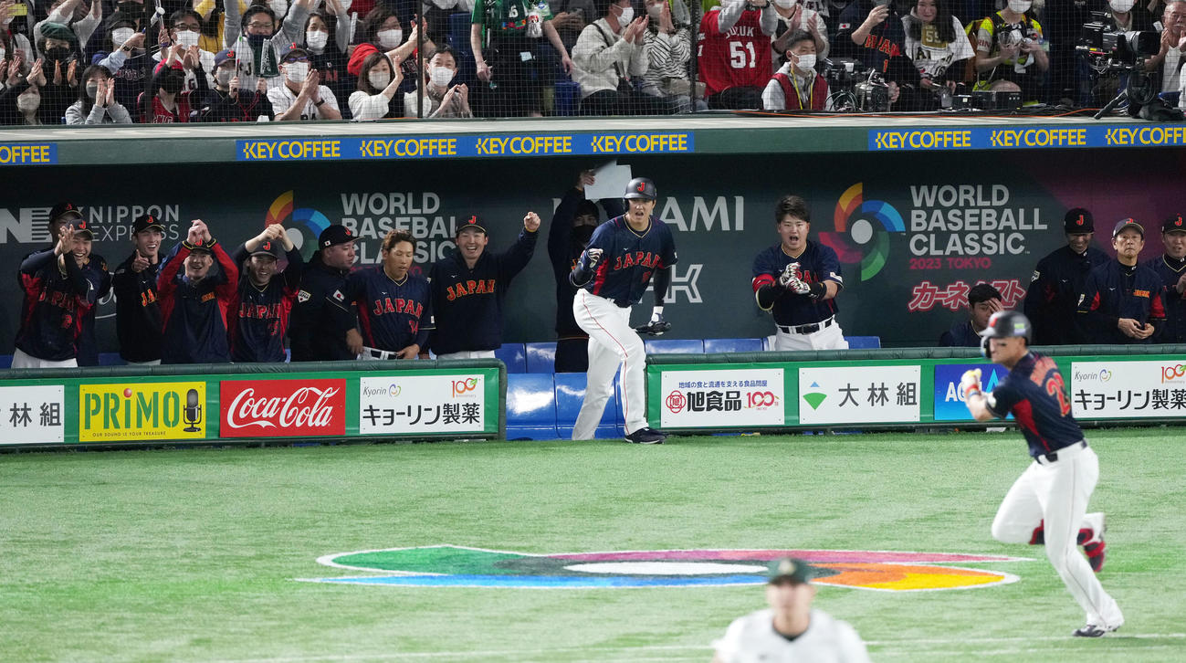 日本対オーストラリア　2回表日本1死三塁、ヌートバーが中前適時打を放ち歓喜する大谷（中央）ら日本の選手たち（撮影・横山健太）