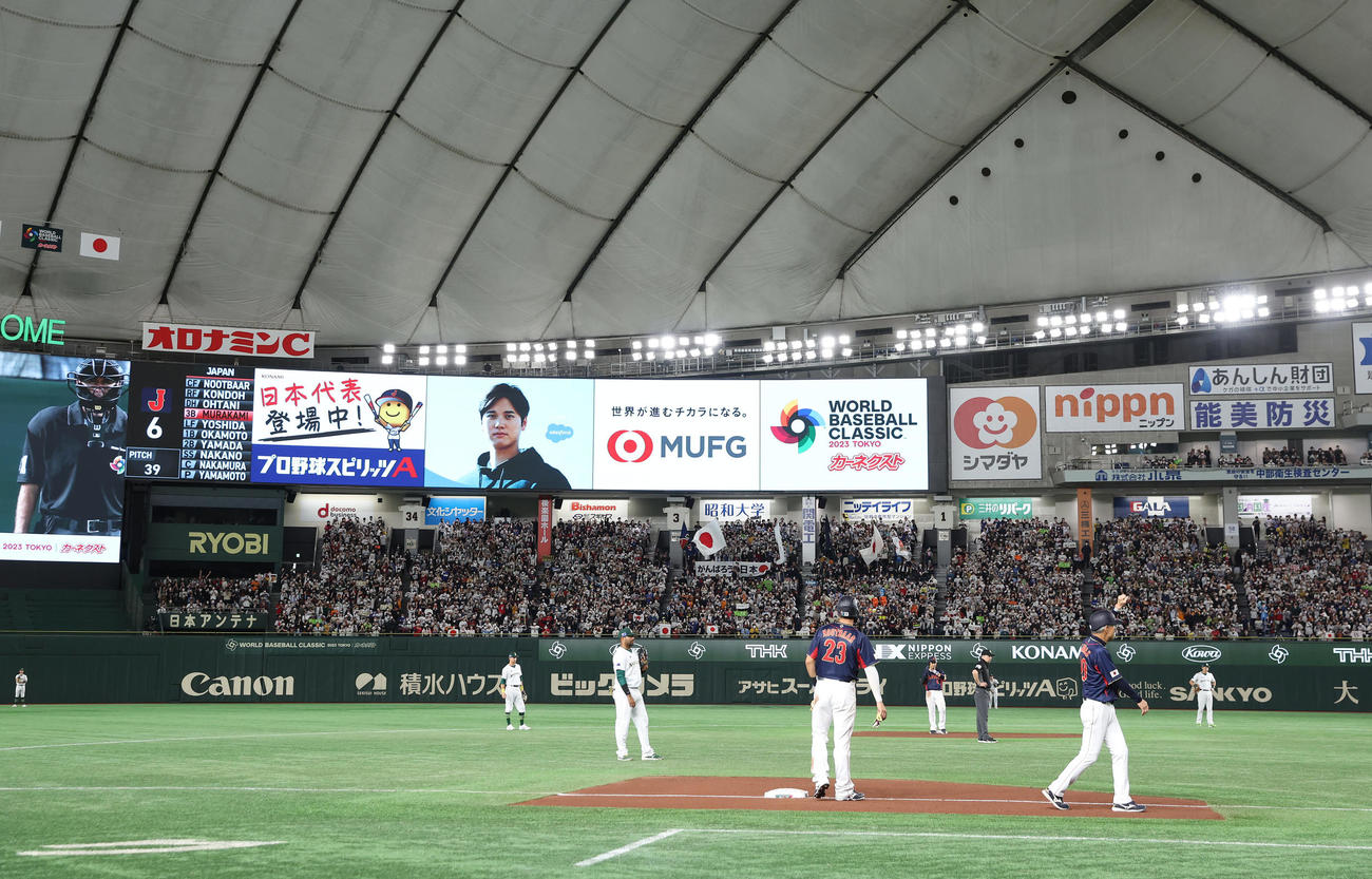 日本対オーストラリア　東京ドーム全景（撮影・前田充）