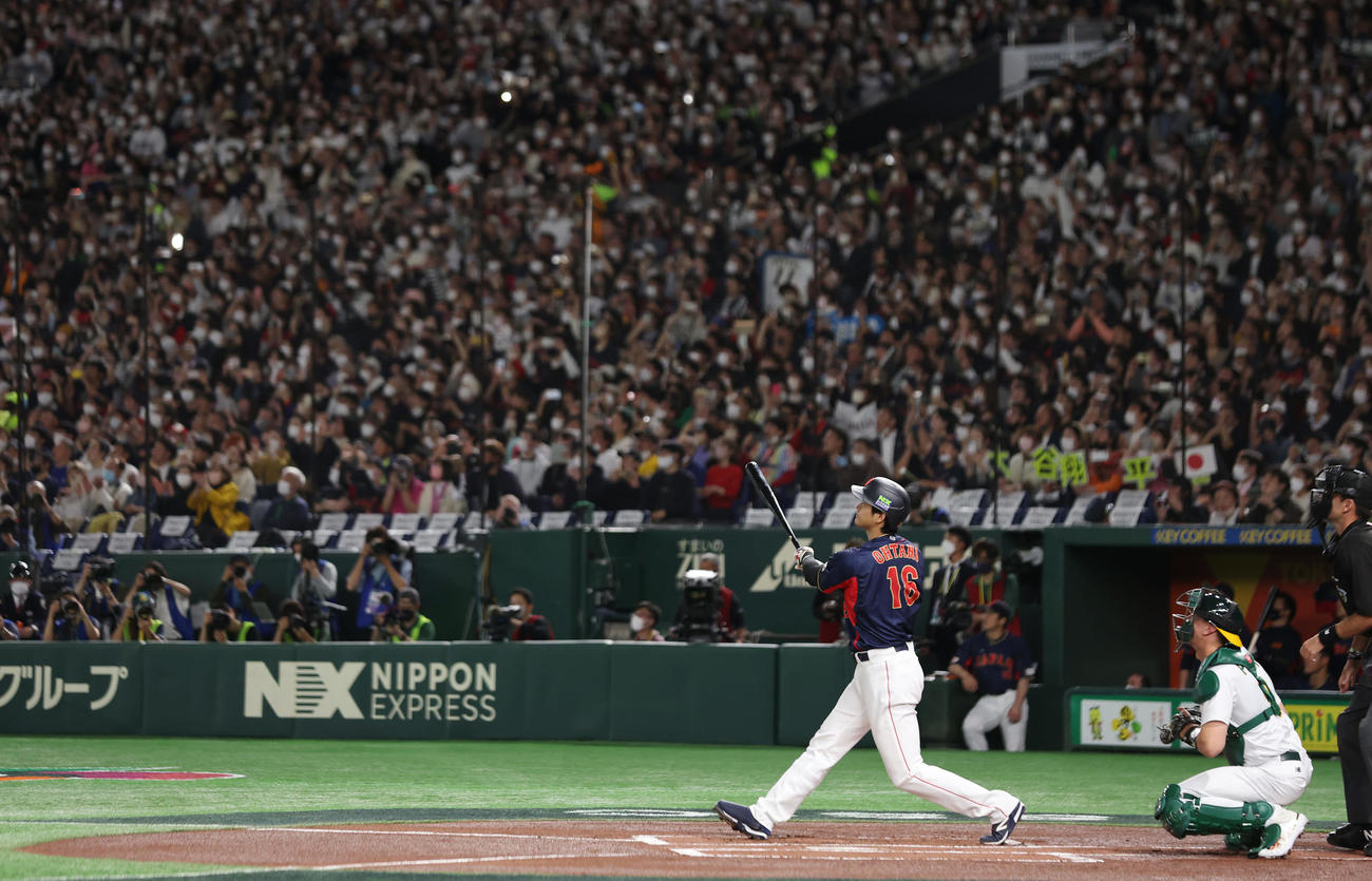 日本対オーストラリア　1回表日本無死一、二塁、右越えに先制3点本塁打を放つ大谷（撮影・前田充）