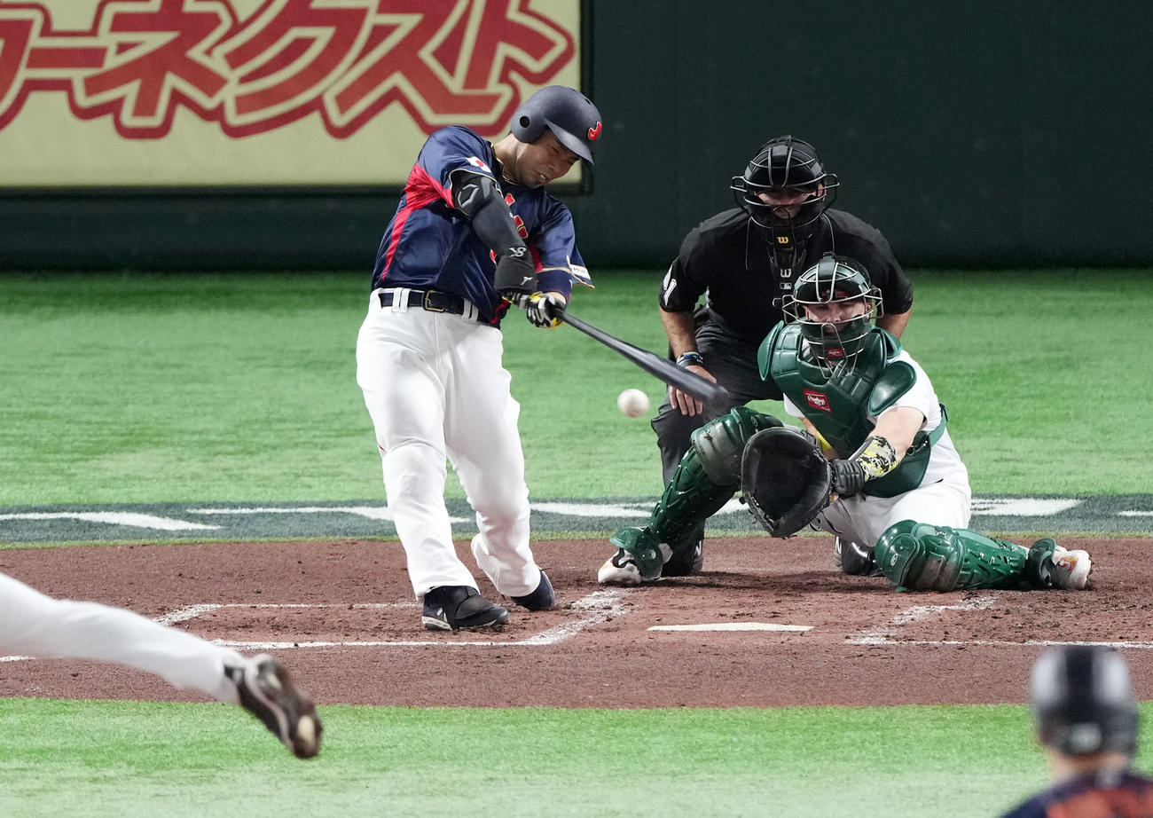 日本対オーストラリア　2回表日本1死二塁、右適時二塁打を放つ近藤（撮影・横山健太）