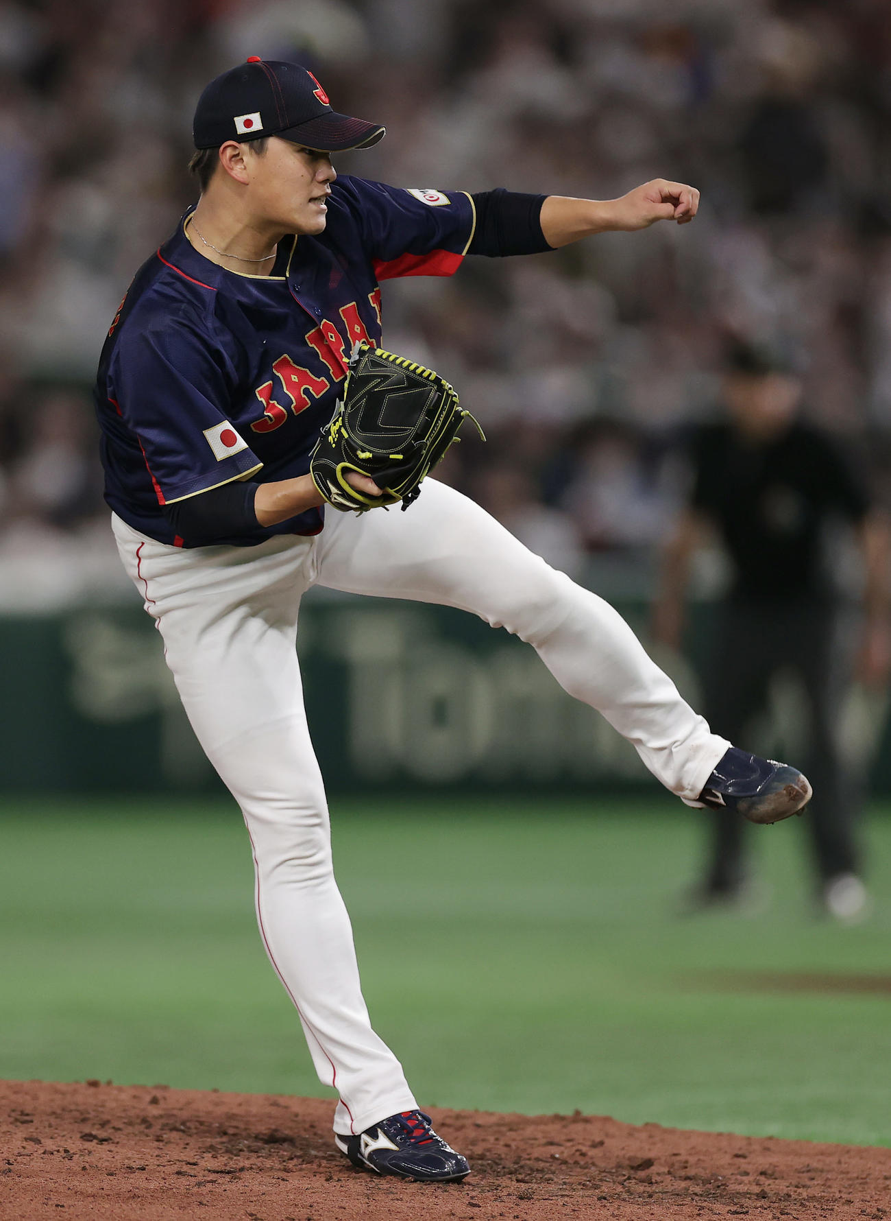 日本対オーストラリア　5回裏、力投する日本2番手の高橋奎（撮影・前田充）