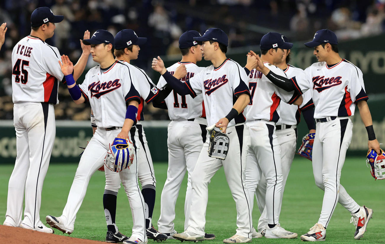 韓国対チェコ　勝利し、ハイタッチする韓国の選手たち（撮影・浅見桂子）