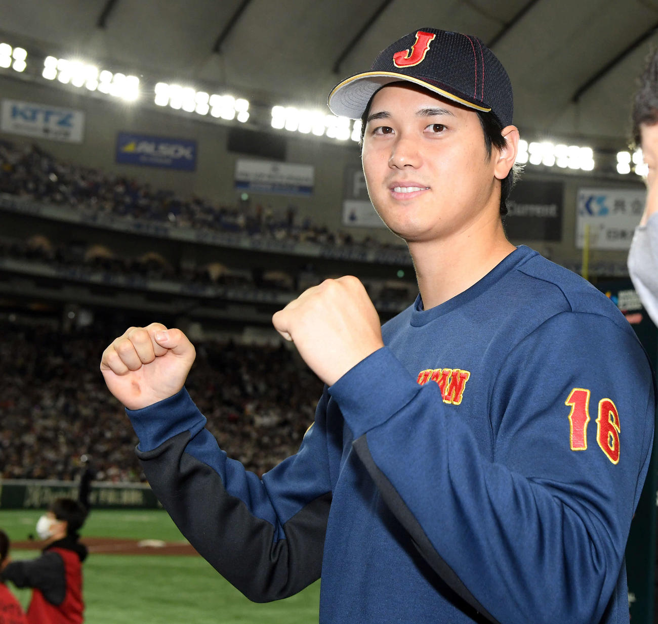 日本対オーストラリア　ヒーローインタビューを終えポーズを決める大谷（撮影・たえ見朱実）