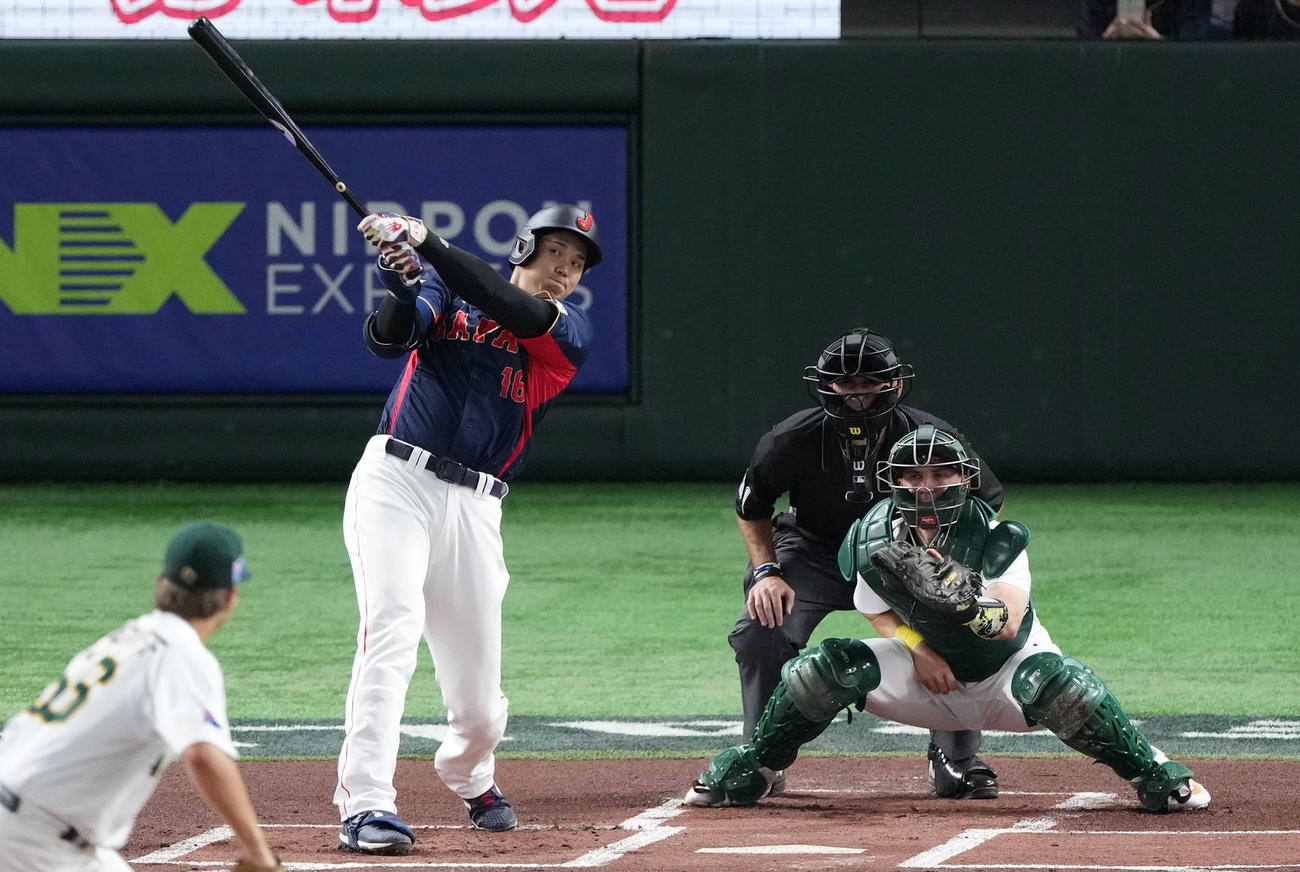 日本対オーストラリア　1回表日本無死一、二塁、右中間へ3点本塁打を放つ大谷（撮影・横山健太）