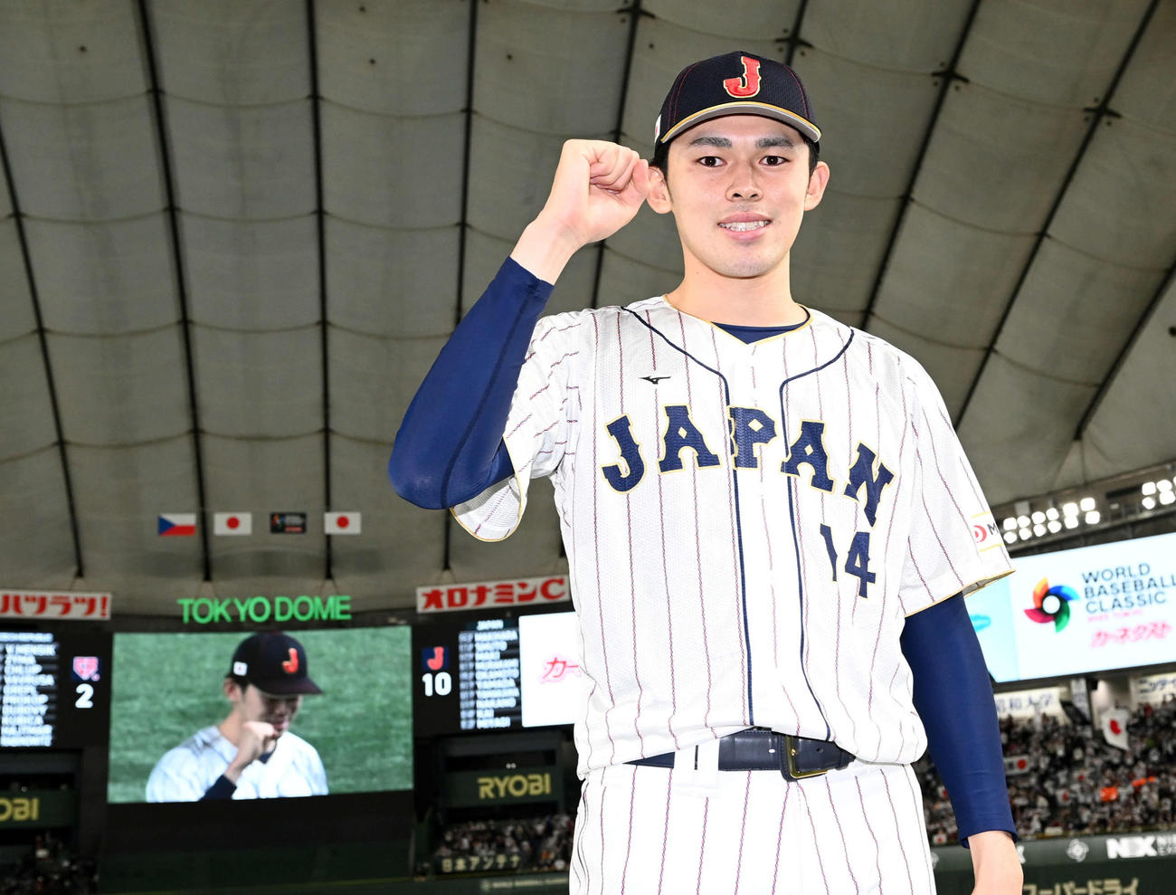 11日、チェコに勝利し笑顔でポーズを決める佐々木朗希