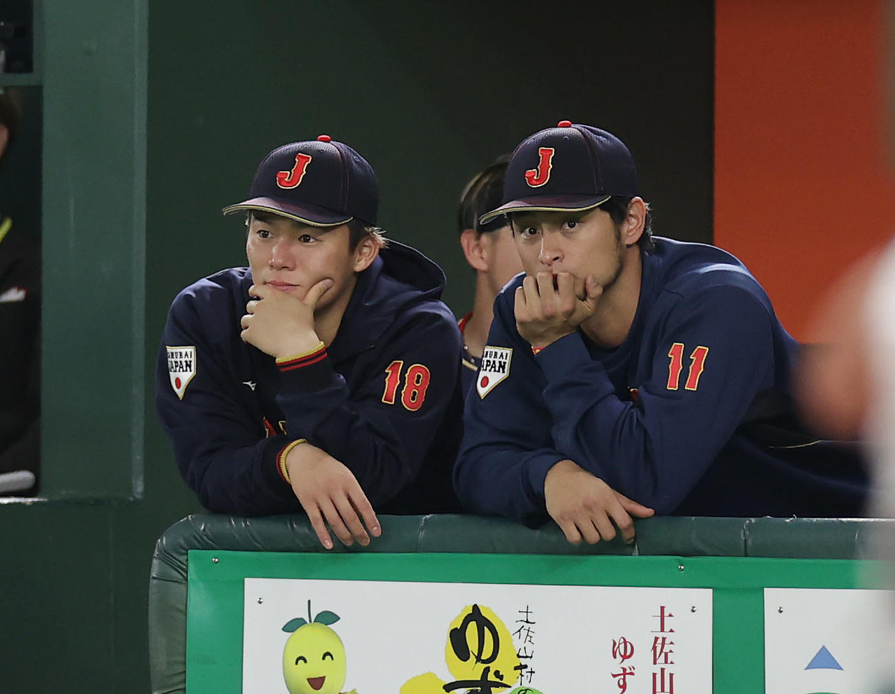 日本対オーストラリア　9回表、ベンチで言葉を交わしながら試合を見守る山本（左）とダルビッシュ（撮影・前田充）
