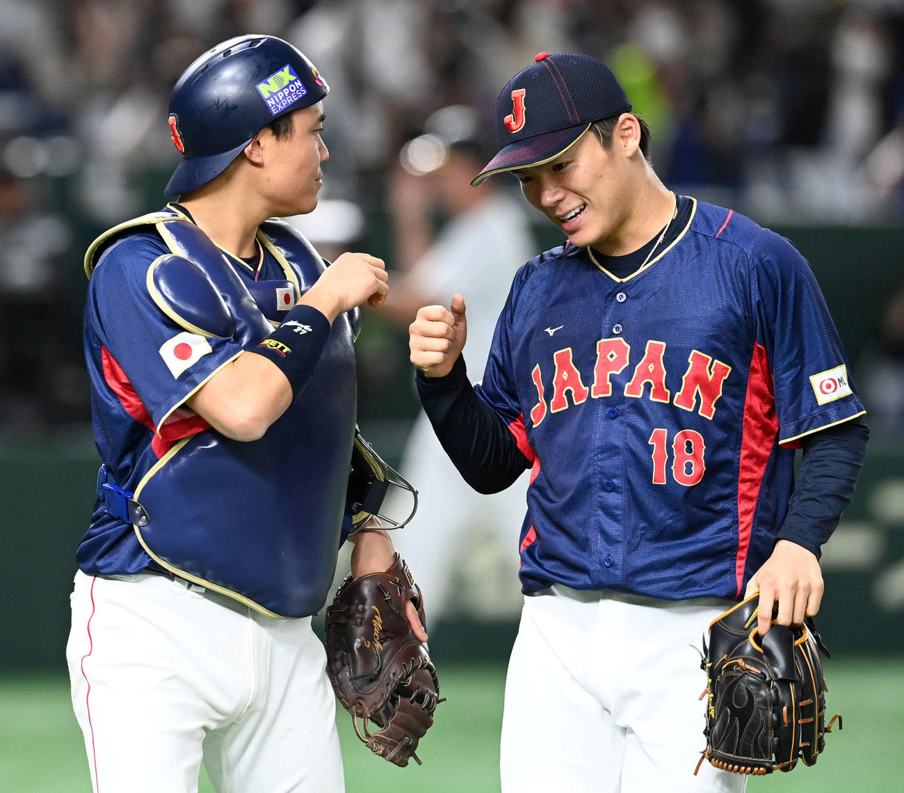 日本対オーストラリア　4回を無失点に抑え中村（左）とタッチをする山本（撮影・たえ見朱実）