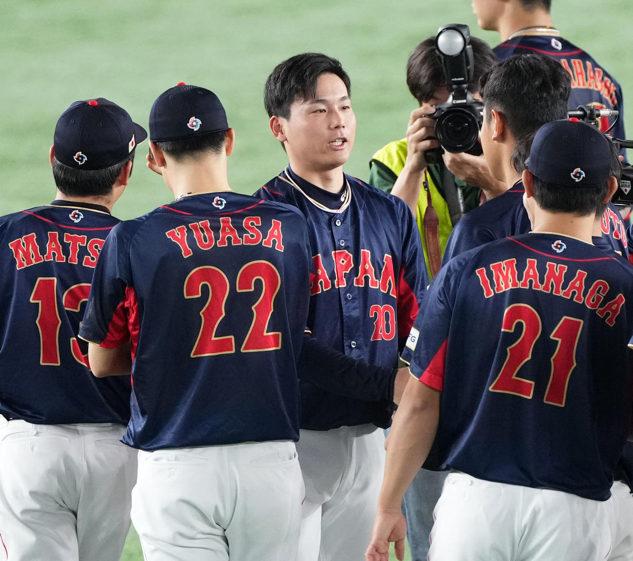 日本対オーストラリア　試合後、ナインと握手を交わす栗林（中央）（撮影・横山健太）