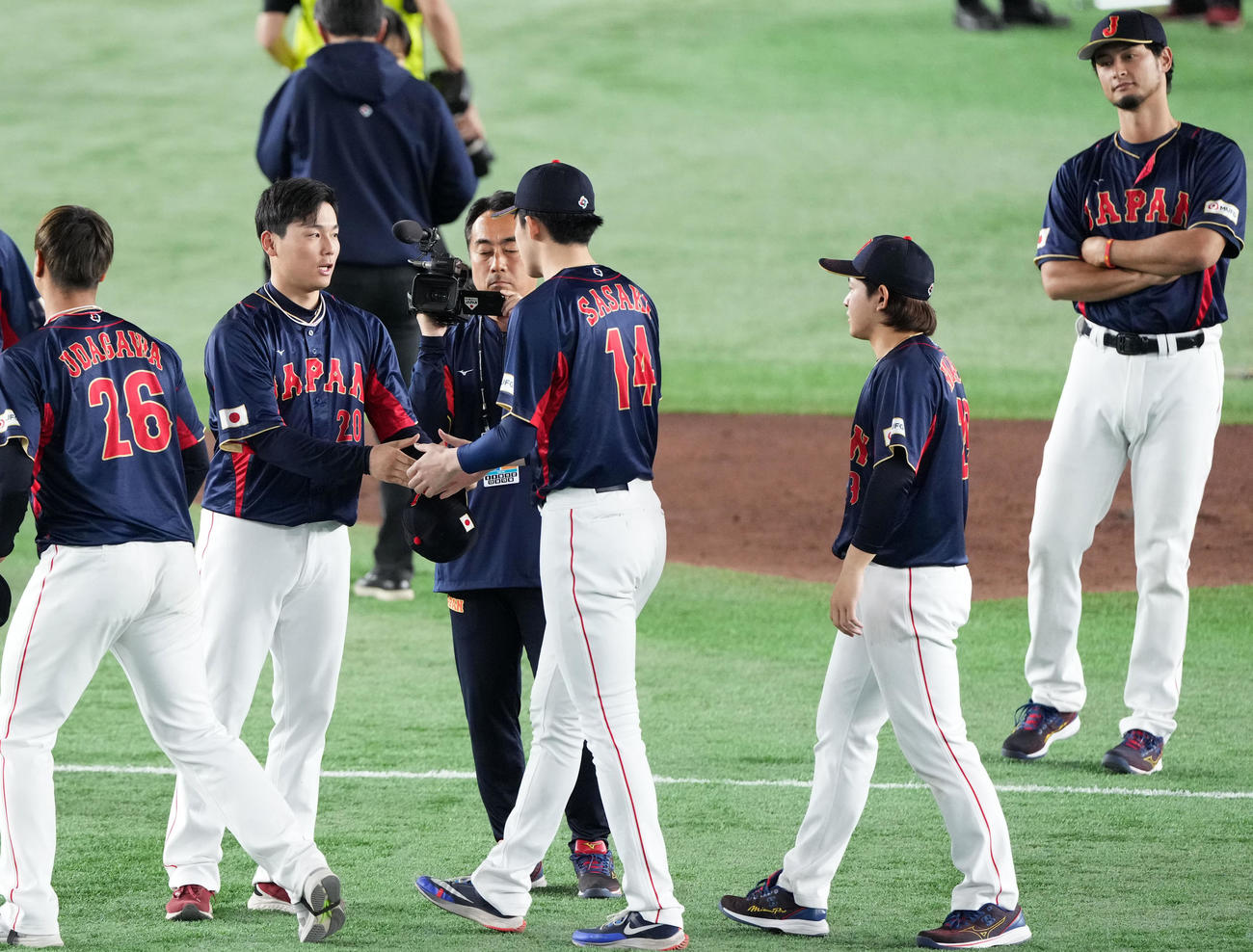 日本対オーストラリア　試合後、ナインと握手を交わす栗林（左から2人目）。右は優しげな表情で見守るダルビッシュ（撮影・横山健太）