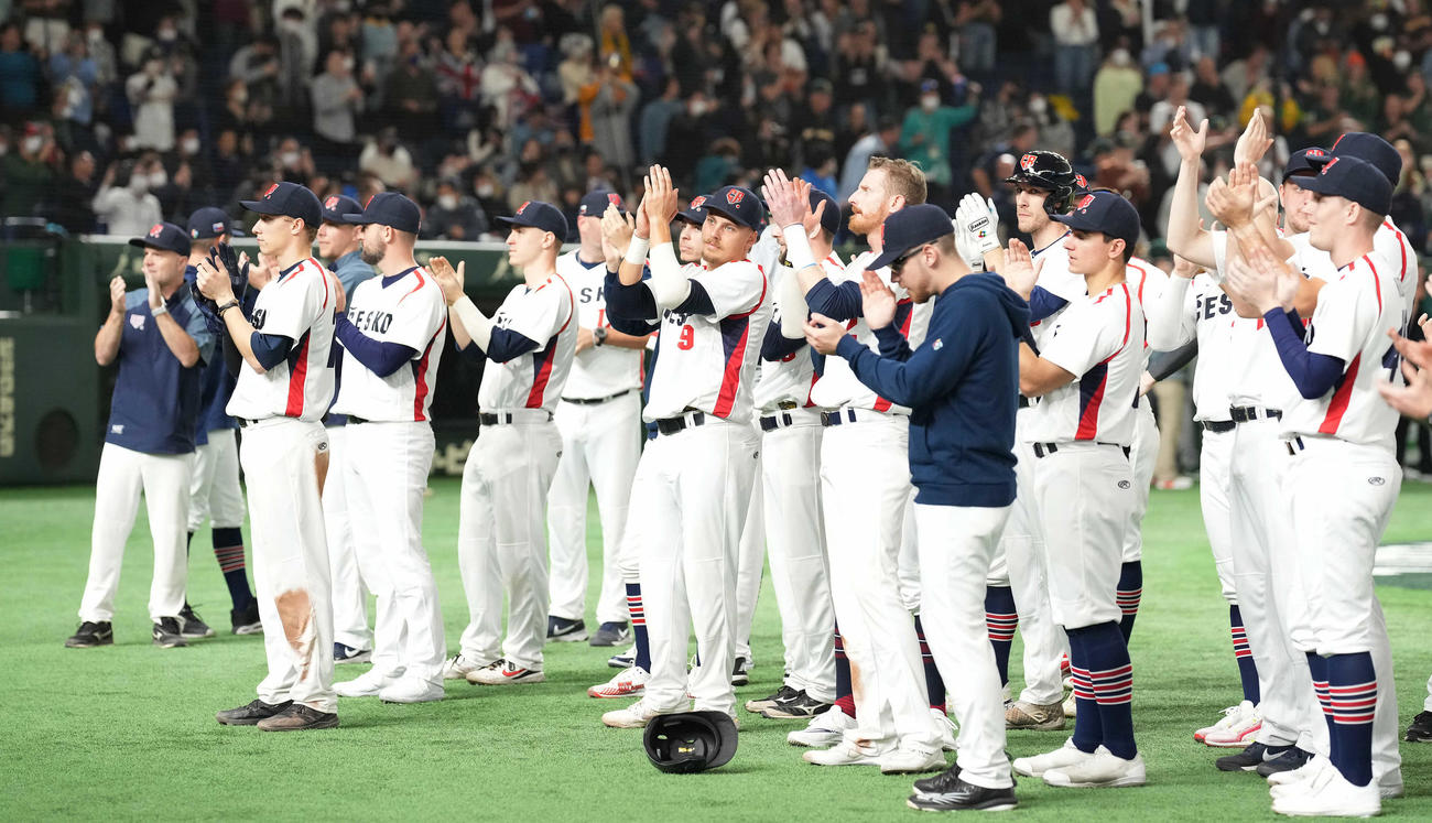チェコ対オーストラリア　オーストラリアに敗れ1次ラウンドで敗退となるも、声援に応えるチェコナイン（撮影・鈴木みどり）