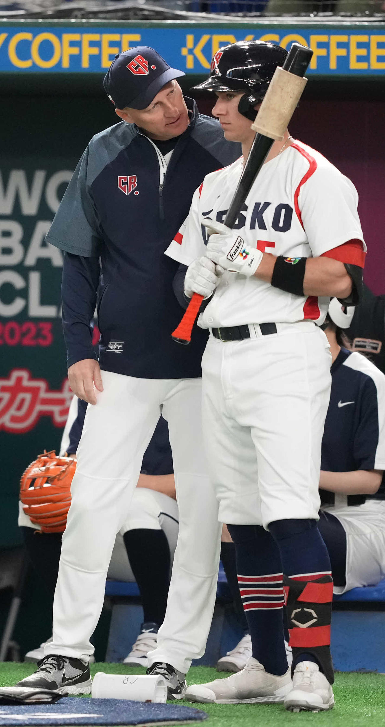 チェコ対オーストラリア　2回裏、エスカラ（右）に声をかけるチェコのハディム監督（23年3月13日撮影）