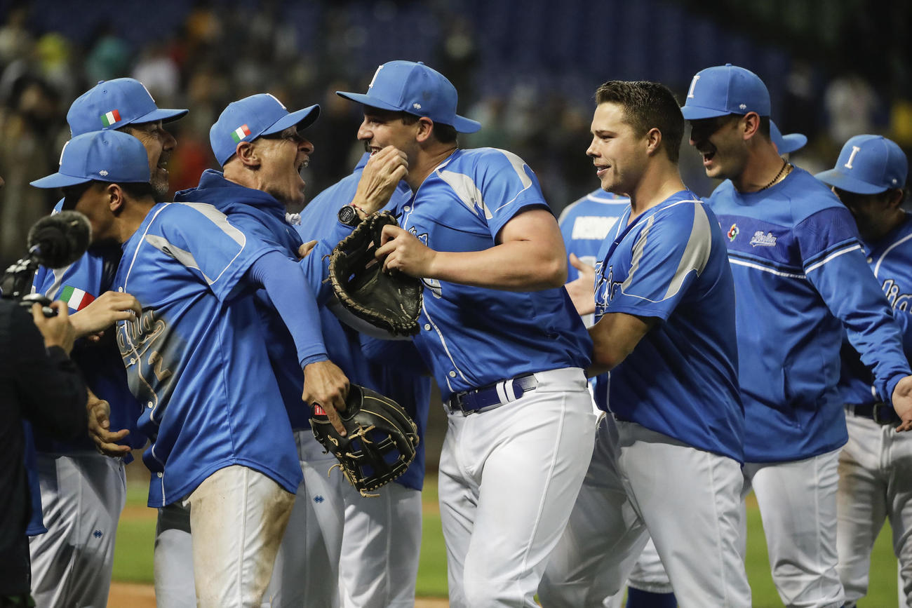 オランダに勝利し喜ぶイタリア（AP）