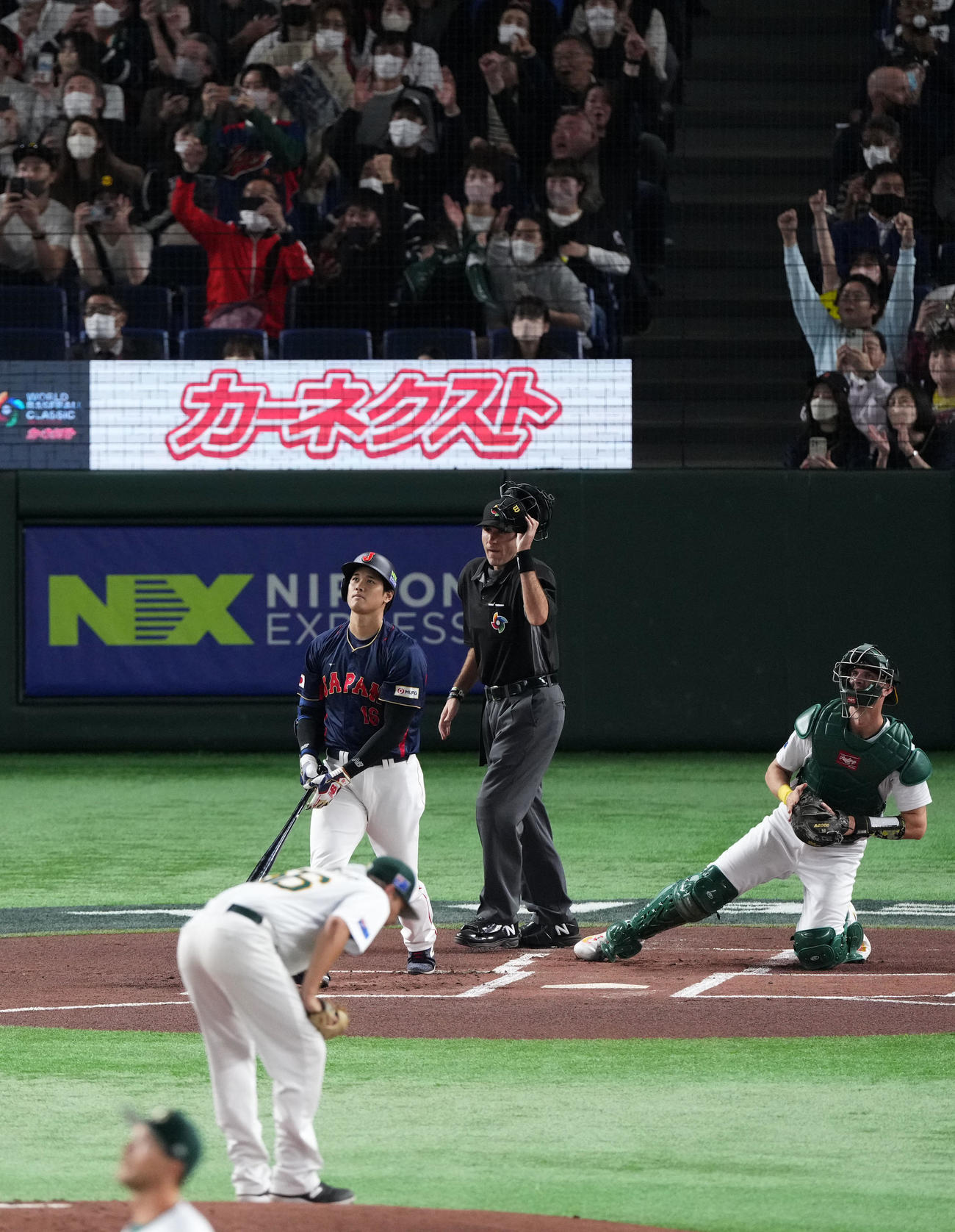 日本対オーストラリア　1回表日本無死一、二塁、右中間へ3点本塁打を放ち打球を見上げる大谷（撮影・横山健太）