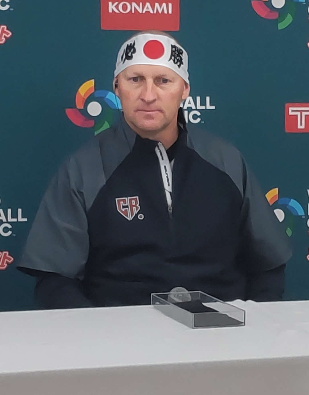 最終戦後の記者会見に、日の丸に「必勝」と書かれたハチマキを巻いて登場したチェコのハジム監督