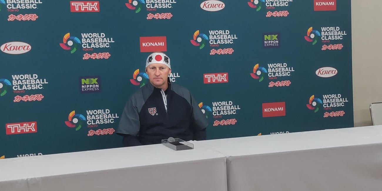 最終戦後の記者会見に、日の丸に「必勝」と書かれたハチマキを巻いて登場したチェコのハジム監督