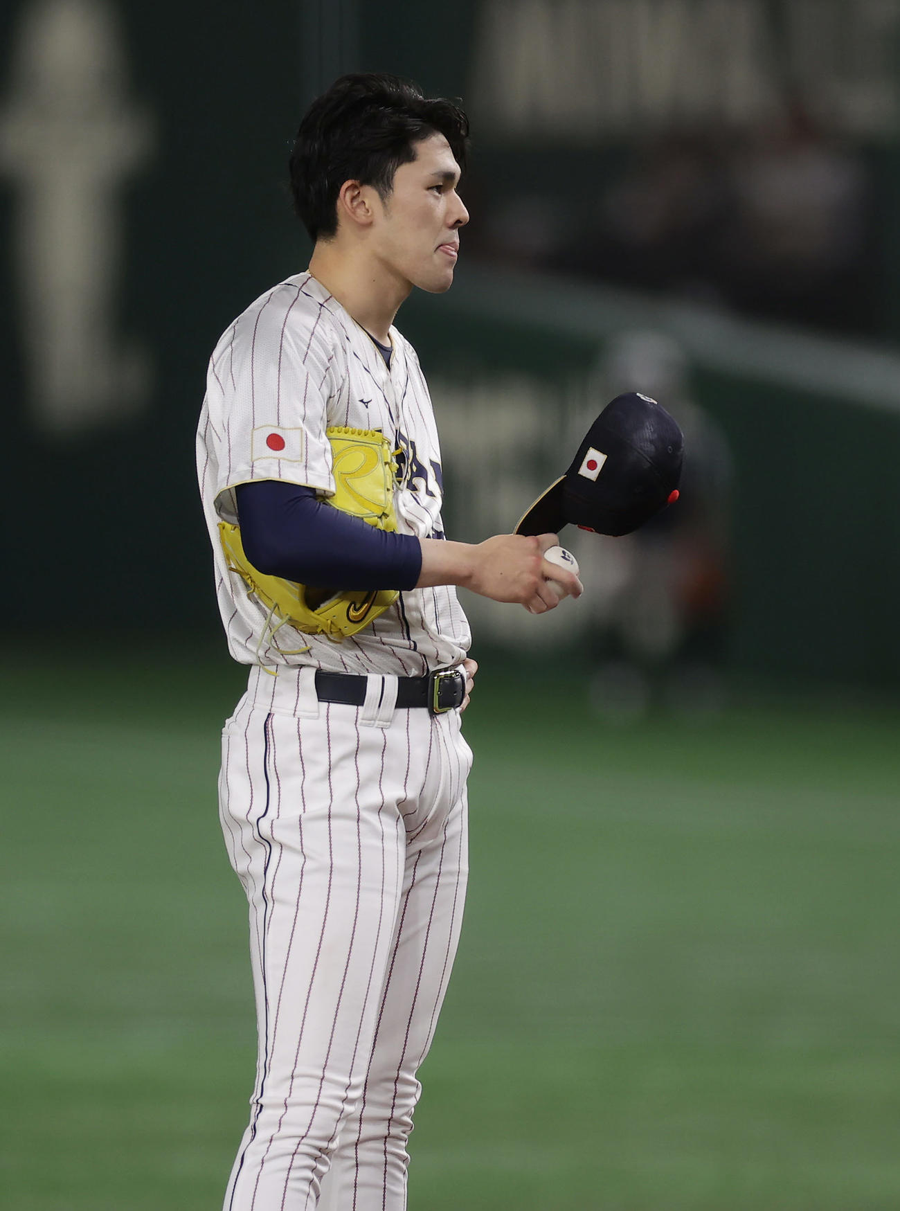 23年3月11日、チェコのエスカラに死球を与え、心配そうな表情を見せる佐々木朗希