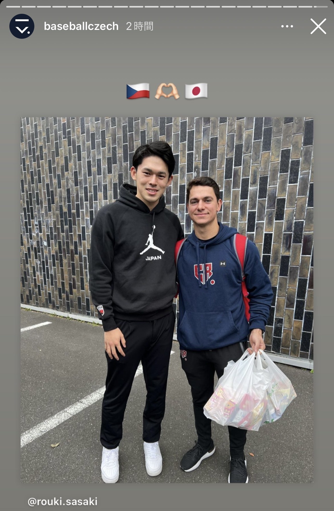 侍ジャパン佐々木朗希とエスカラの2ショットを添え、ハートの絵文字で感謝を伝えるチェコ野球協会（チェコ野球協会の公式インスタグラムより）