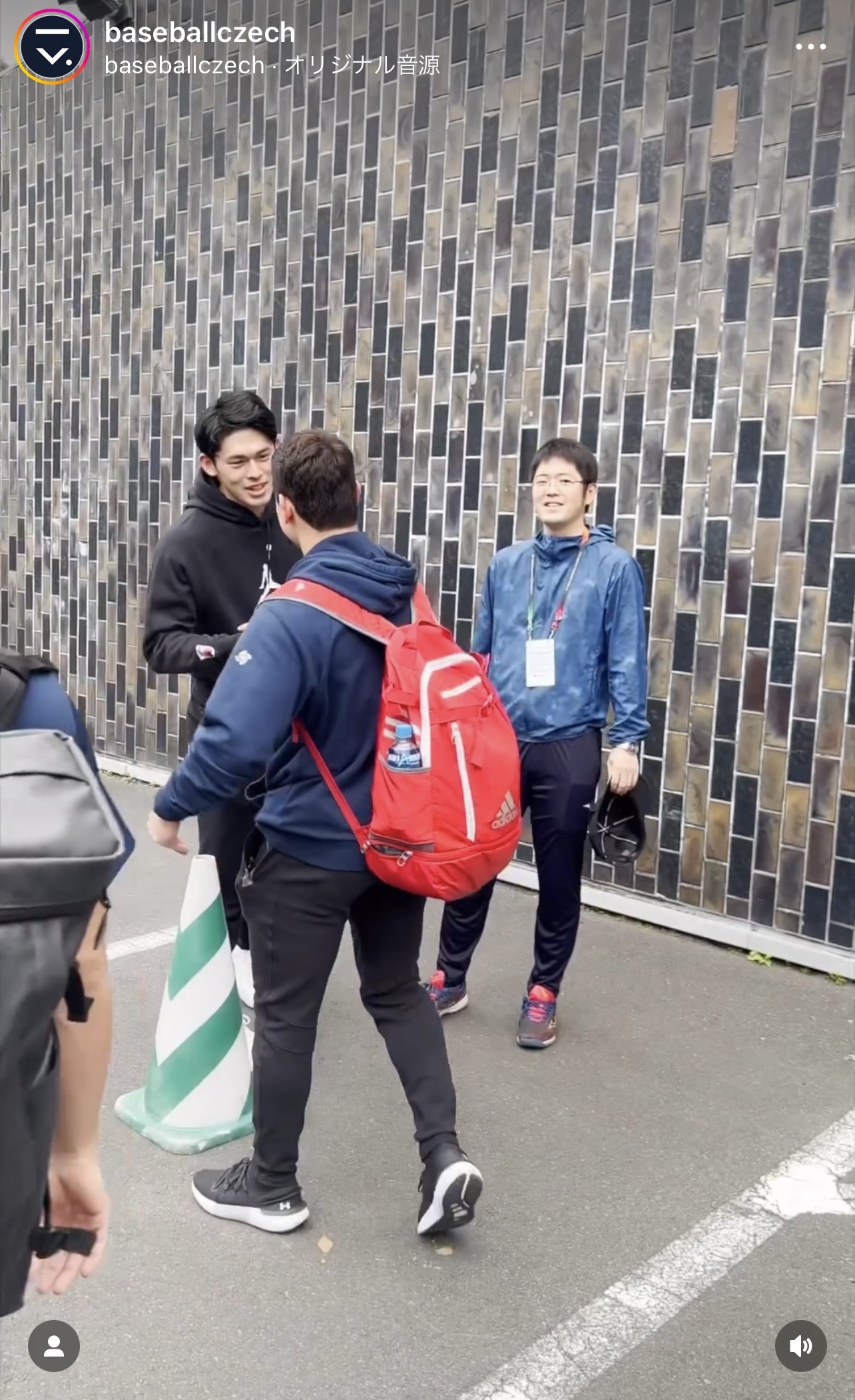 佐々木朗希と握手するエスカラ（チェコ野球協会の公式インスタグラムより）