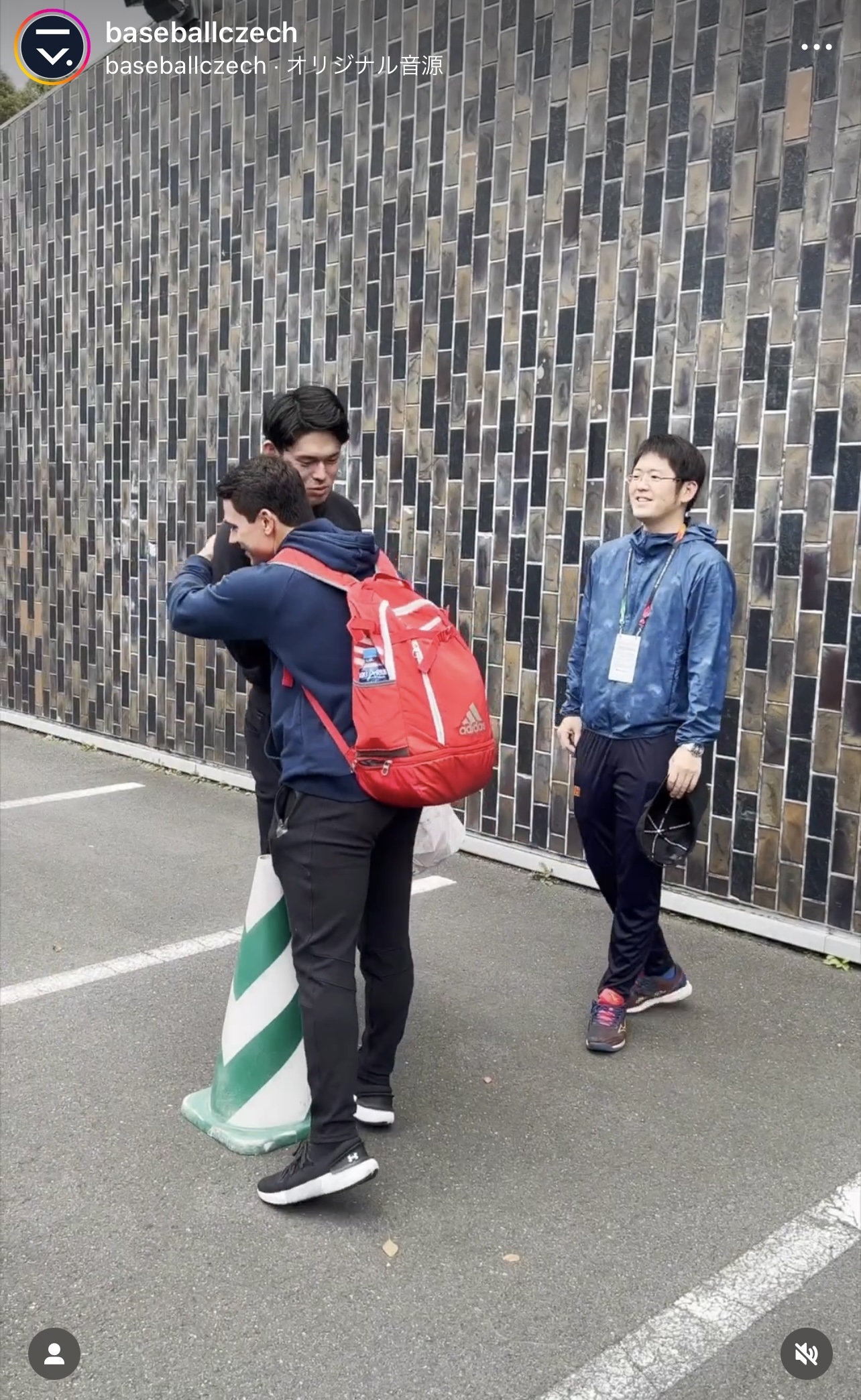 佐々木朗希とハグするエスカラ（チェコ野球協会の公式インスタグラムより）
