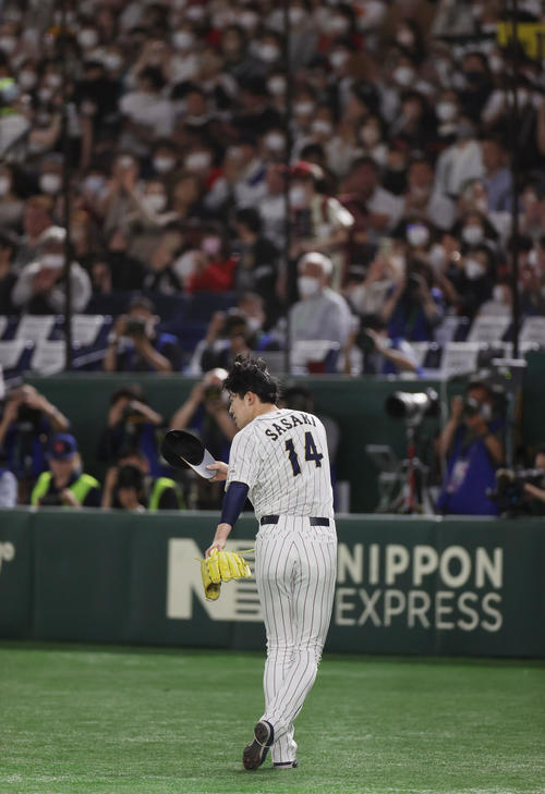 WBC】佐々木朗希、死球チェコ選手にロッテのお菓子届けて記念撮影