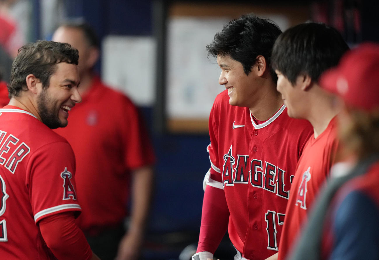 大谷（中央）とフレッチャー（左）にちゃかされる水原通訳。照れ笑いを浮かべるも少々困惑顔です（2022年8月撮影）