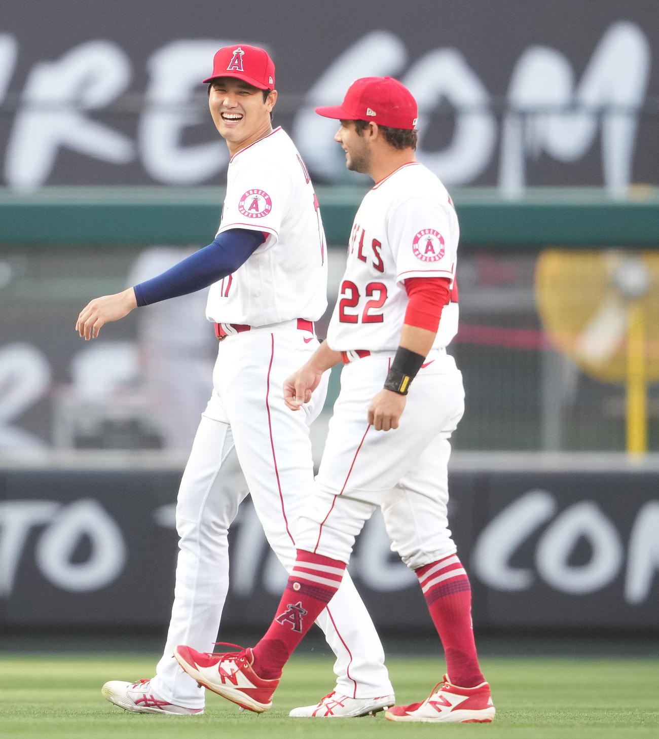 試合前のアップで笑顔のエンゼルス大谷。右はフレッチャー（2022年4月撮影）