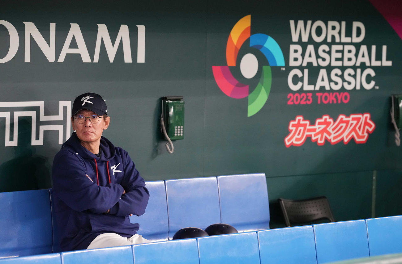 中国対韓国　試合前練習中、ベンチで腕を組む韓国の李強■監督（撮影・鈴木みどり）※■は吉を二つ横に並べる