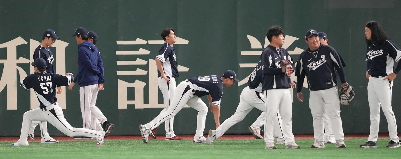 中国対韓国　試合前、体を動かす韓国ナイン（撮影・鈴木みどり）