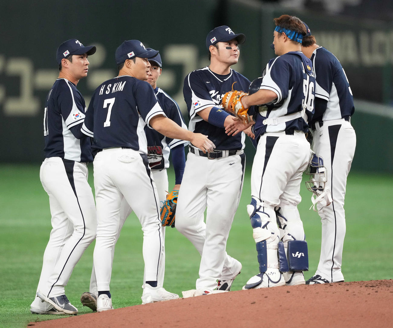 中国対韓国　5回コールド勝ちし、タッチを交わす金河成（左から2人目）ら韓国ナイン（撮影・鈴木みどり）