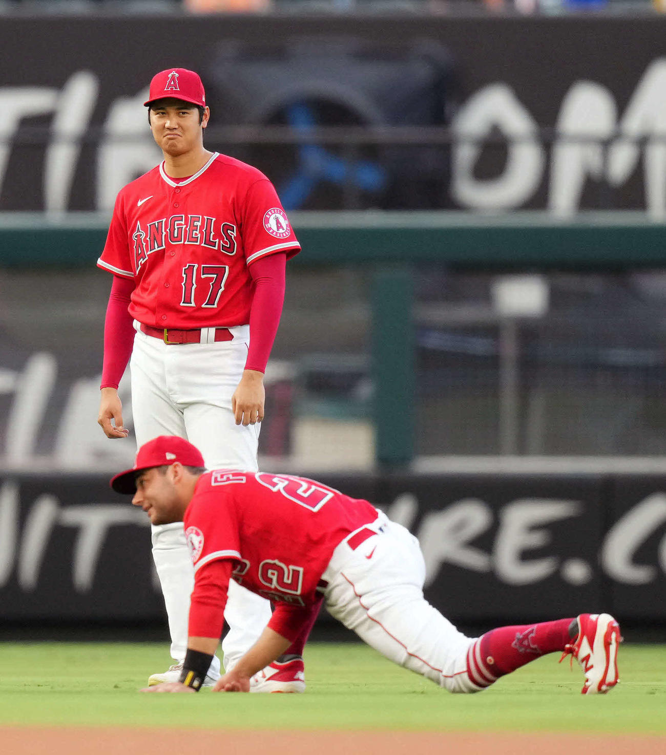 試合前、フィールドでフレッチャー（下）と話すエンゼルス大谷（2022年9月5日撮影）