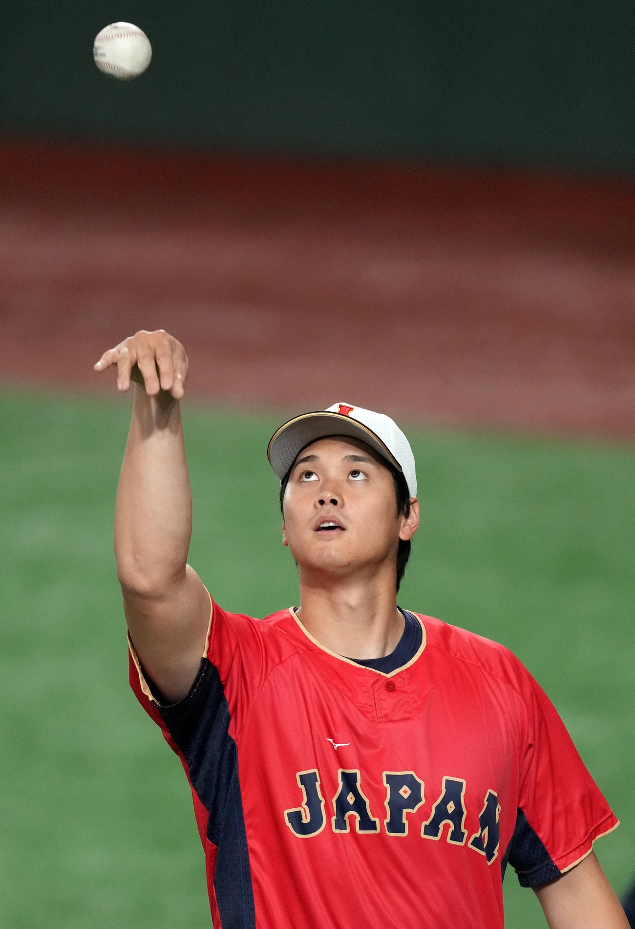 東京ドームでの全体練習でキャッチボールを終え、ボールを軽く投げ上げる大谷（撮影・狩俣裕三）