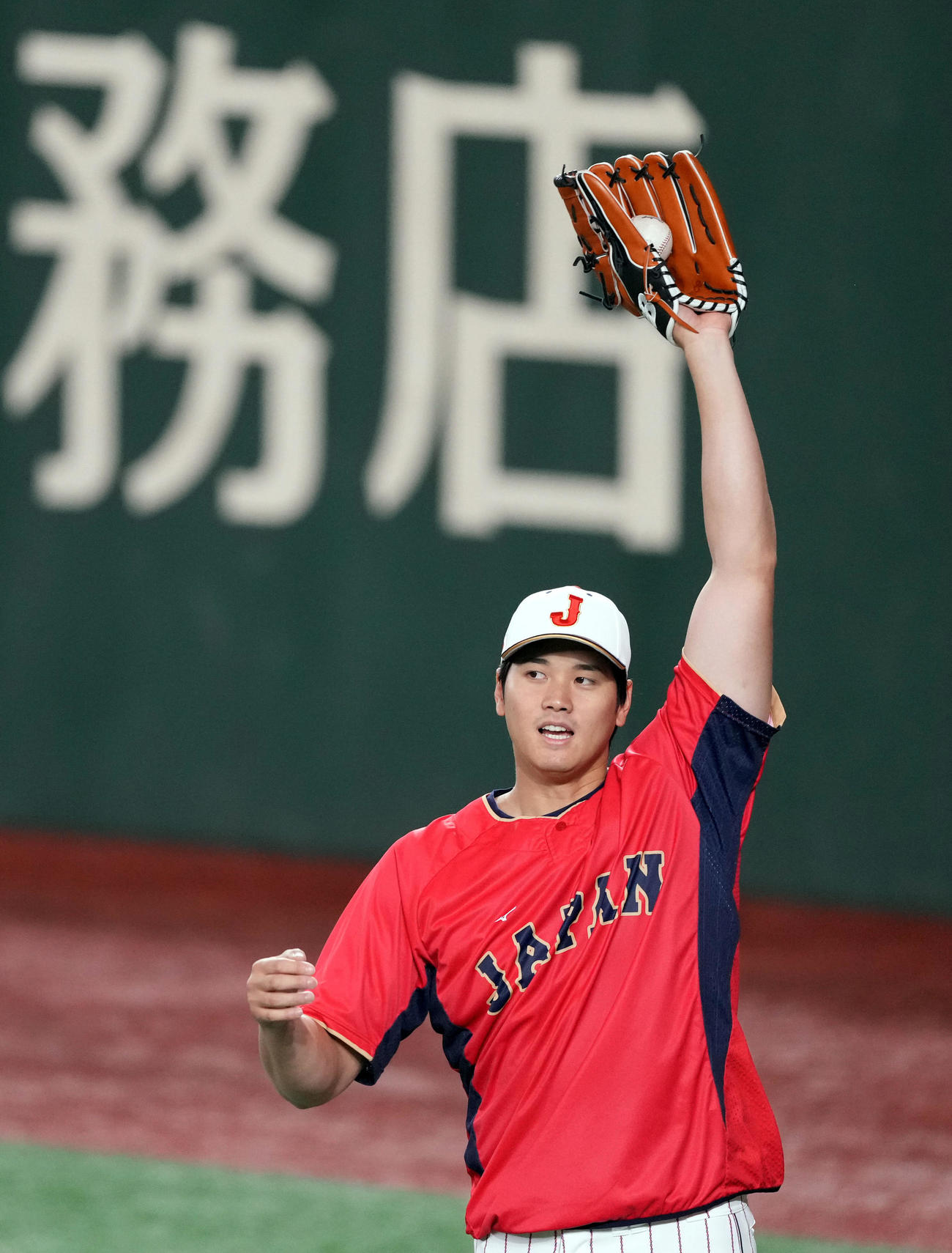 東京ドームでの全体練習で高めのボールをキャッチし、笑顔を見せる大谷（撮影・狩俣裕三）