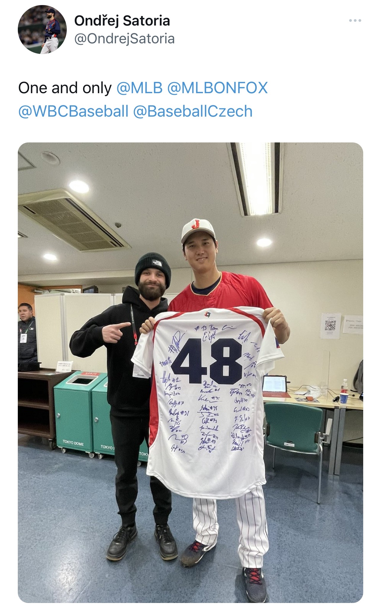チェコ代表サトリアと大谷翔平のツーショット写真（サトリアのツイッターから）
